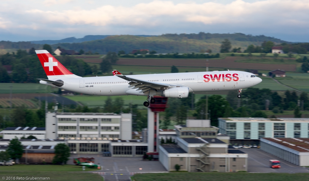 Swiss_A333_HB-JHE_ZRH160531