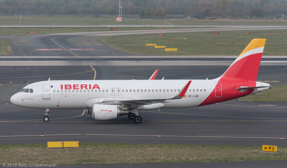 Iberia_A320_EC-LVD_DUS181019_01