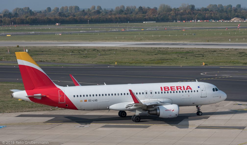 Iberia_A320_EC-LVD_DUS181019_02