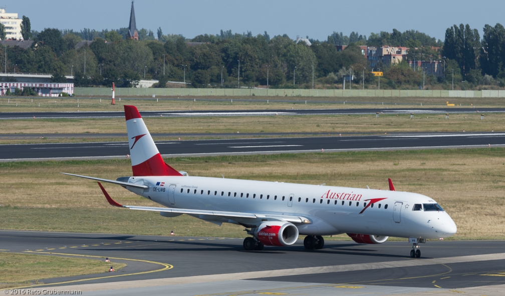AustrianAirlines_E190_OE-LWB_TXL160915_01