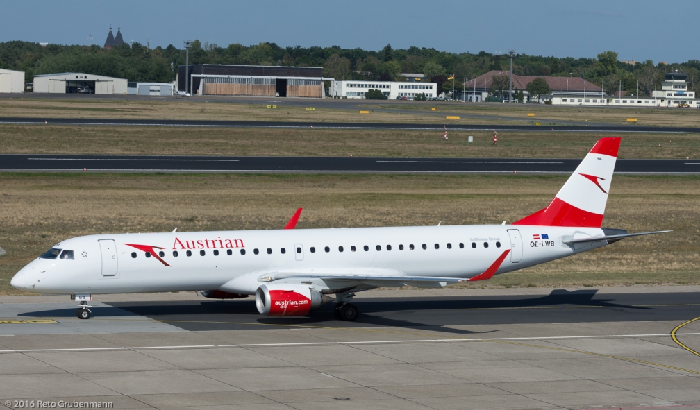 AustrianAirlines_E190_OE-LWB_TXL160915_02