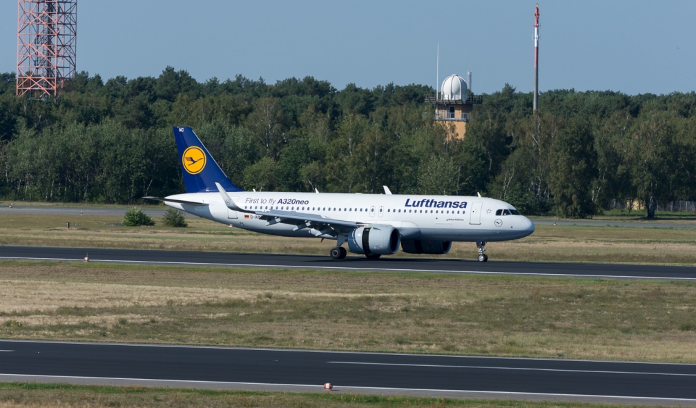 Lufthansa_A320_D-AINC_TXL160915_01