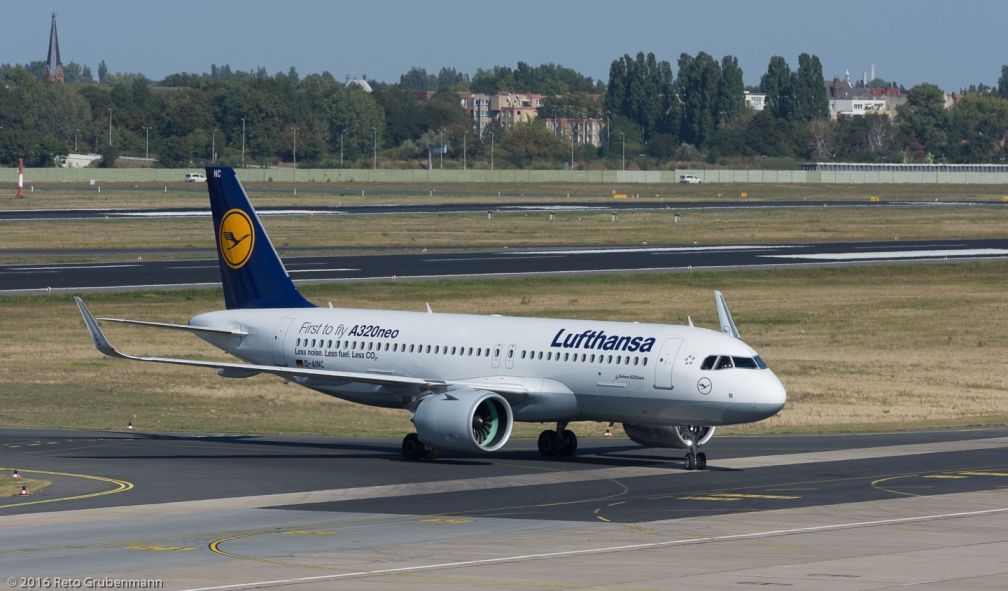Lufthansa_A320_D-AINC_TXL160915_02