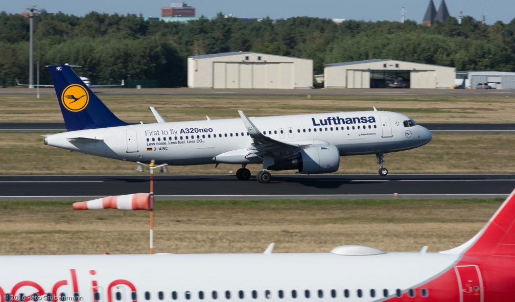 Lufthansa_A320_D-AINC_TXL160915_06
