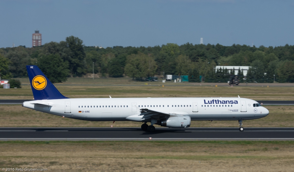 Lufthansa_A321_D-AIRE_TXL160915_02
