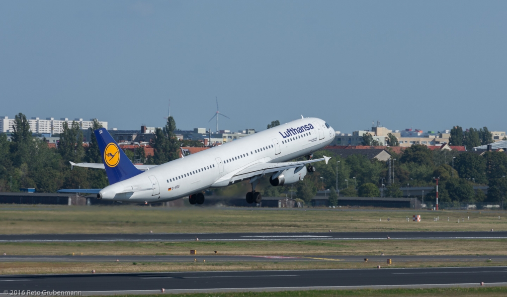 Lufthansa_A321_D-AISU_TXL160915