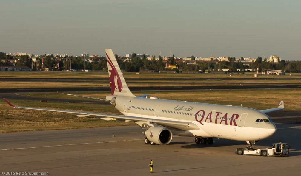 QatarAirways_A332_A7-ACH_TXL160915_04