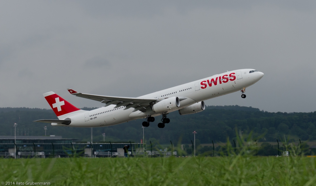 Swiss_A333-HB-JHN_ZRH140530