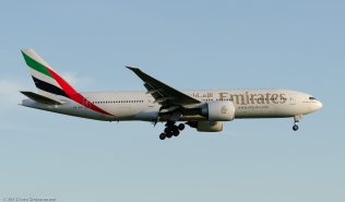 Emirates_B77L_A6-EWI_ZRH150628_01