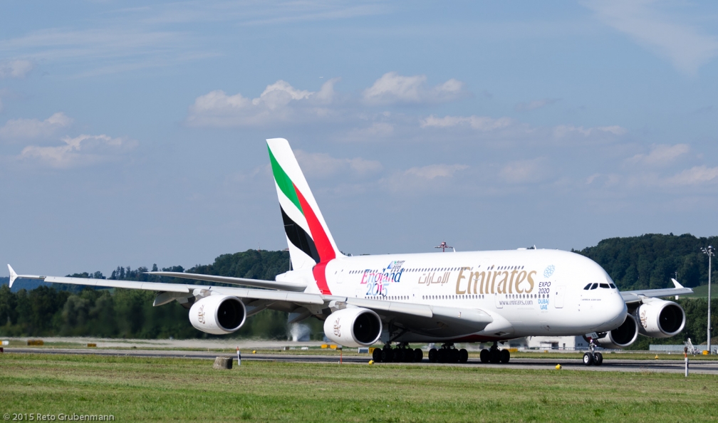 Emirates_A388_A6-EDQ_ZRH150822_02