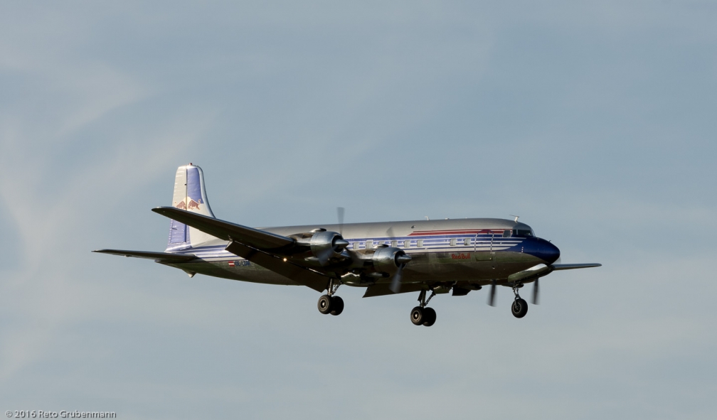 TheFlyingBulls_DC6_OE-LDM_ZRH160706_01