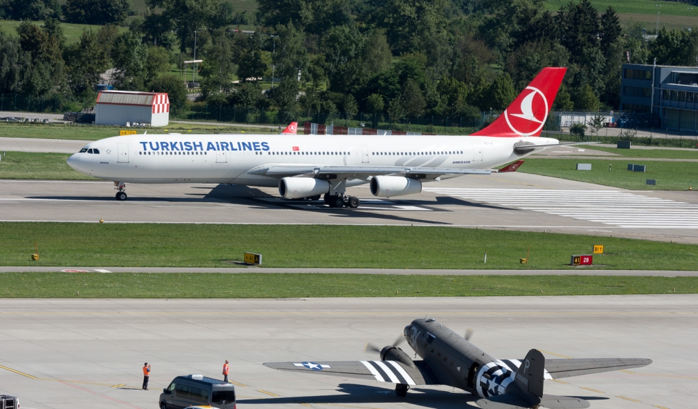 TurkishAirlines_A343_TC-JII_DakotaHeritage IncOwnerTrust_DC3_N473DC_ZRH160813_02