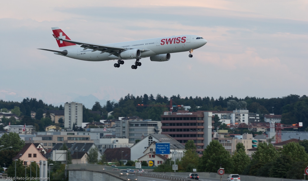 Swiss_A333_HB-JHE_ZRH160828