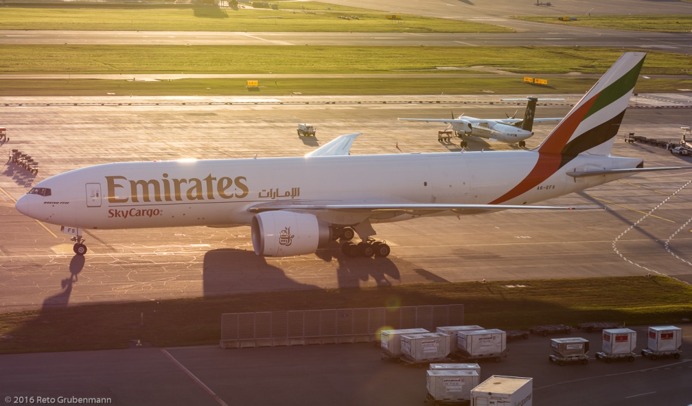EmiratesSkyCargo_B77L_A6-EFS_ZRH161004_03