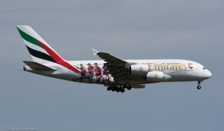 Emirates_A388_A6-EUA_ZRH170401_01