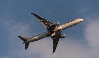 QatarAirways_B77W_A7-BED_ZRH170612_02