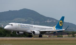 UkraineInternationalAirlines_E190_UR-EMB_ZRH170709