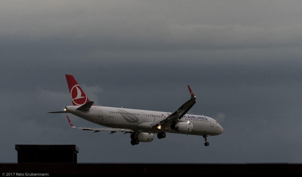 TurkishAirlines_A321_TC-JTH_ZRH170818
