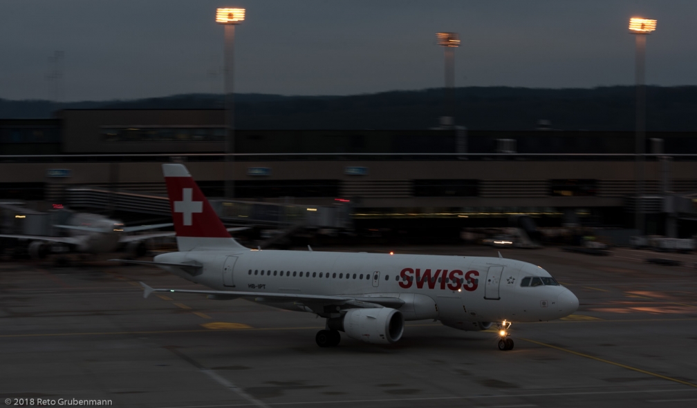 Swiss_A319_HB-IPT_ZRH180106