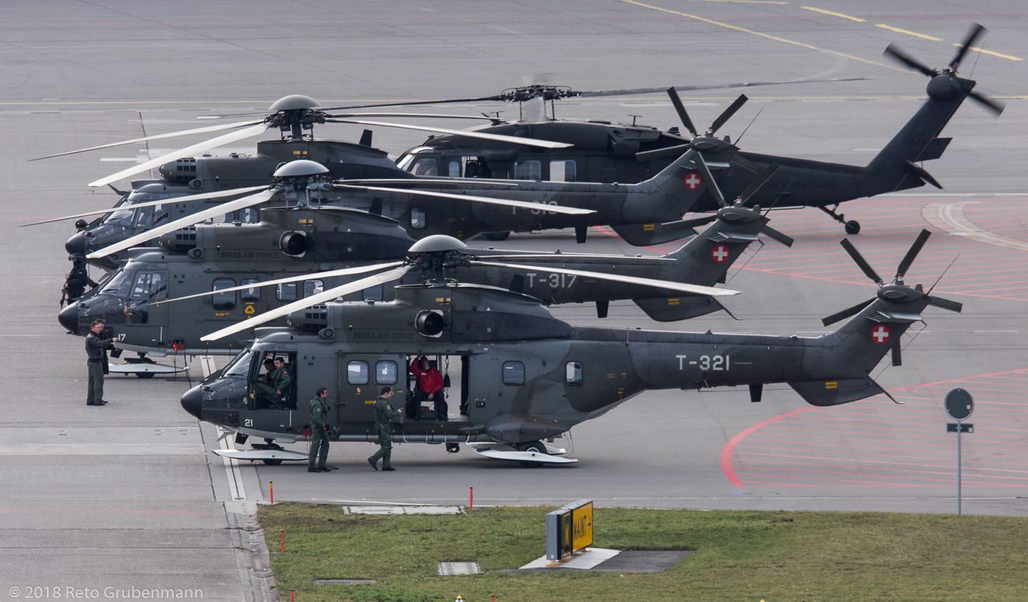 collar trama Silenciosamente United States Army / Sikorsky UH-60A Black Hawk / 87-24642Swiss Air Force /  Eurocopter AS.332M1 Super Puma / T-321Swiss Air Force / Eurocopter AS.332M1 Super  Puma / T-317Swiss Air Force / Eurocopter