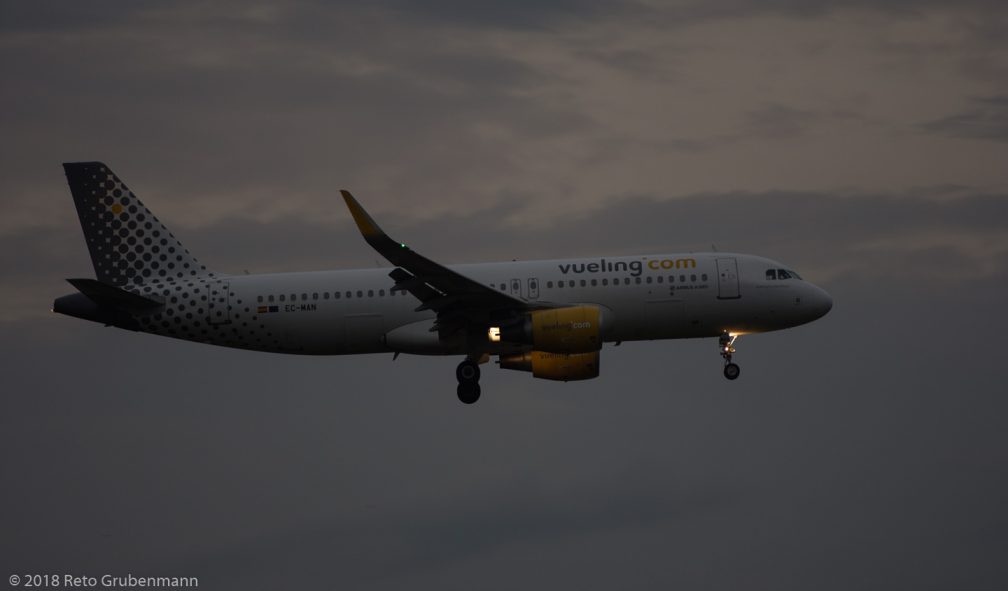 vueling_A320_EC-MAN_ZRH180722